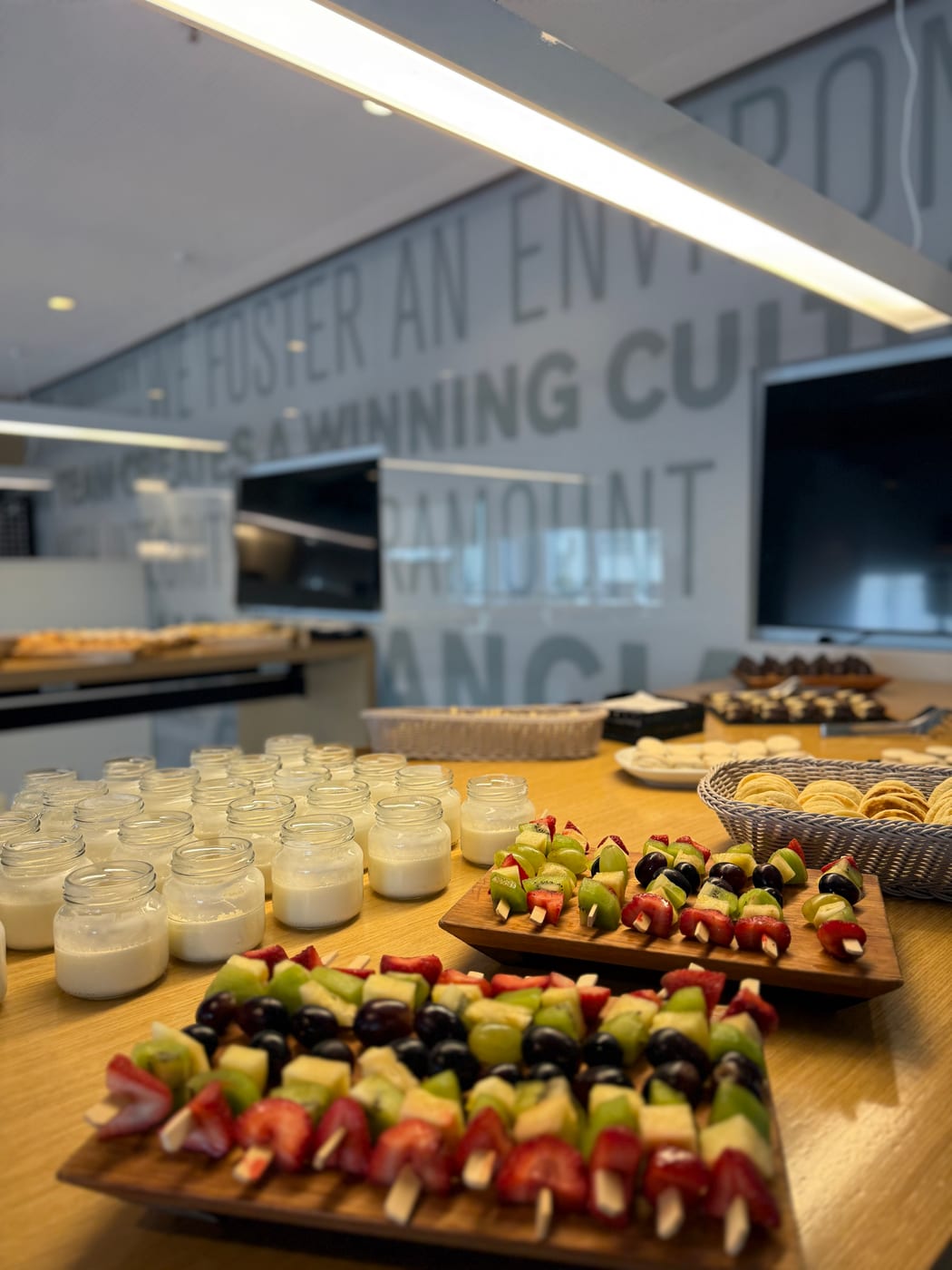 Brochettes de frutas frescas y postres en vasitos individuales para un coffee break saludable