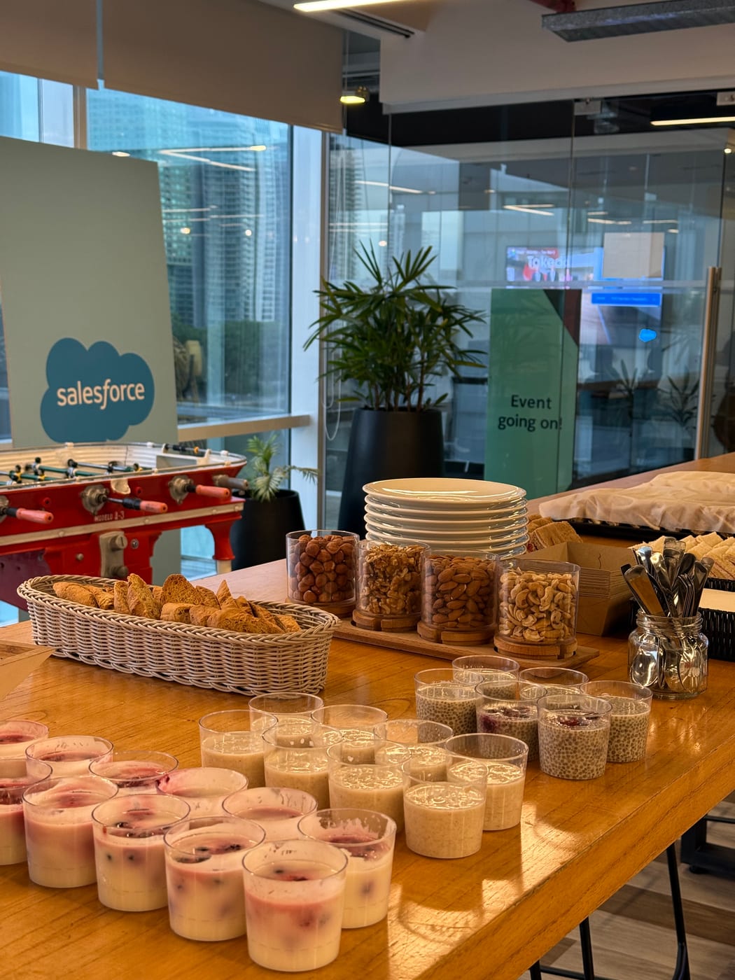 Mesa de desayuno saludable con granolas, frutos secos, galletas y yogures para un evento corporativo
