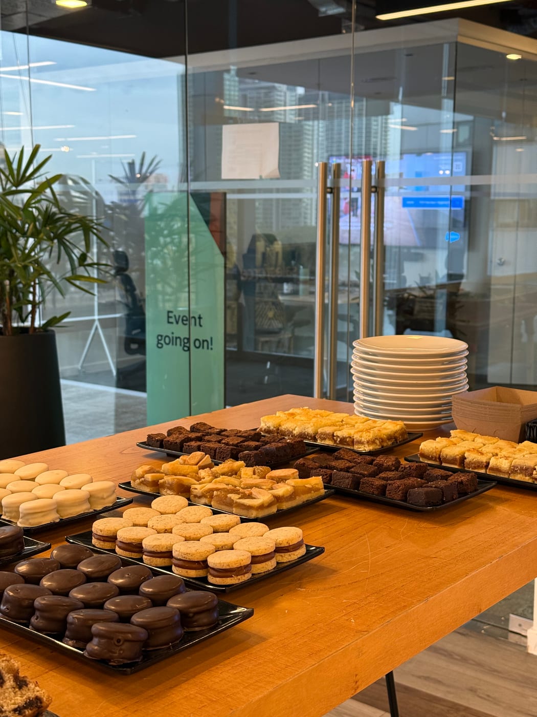 Bandejas de cookies, brownies y mini pasteles para un coffee break corporativo