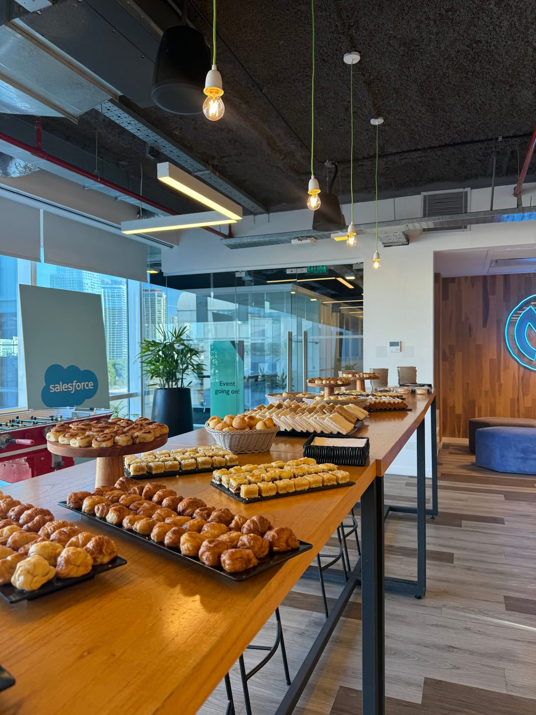 Mesa de desayuno con medialunas y facturas para un evento corporativo