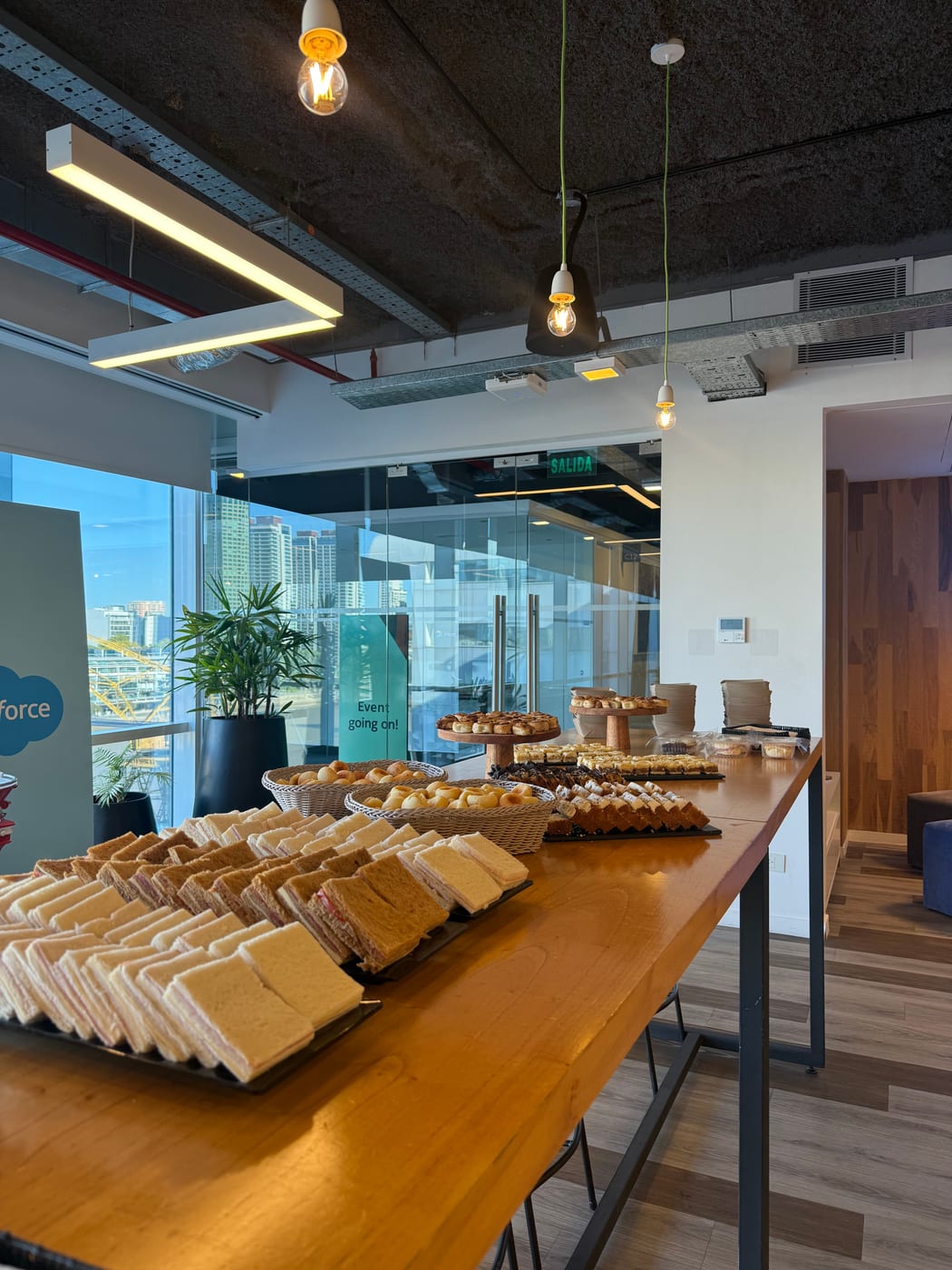 Barra de desayuno con sandwiches y tostadas para un evento de empresa