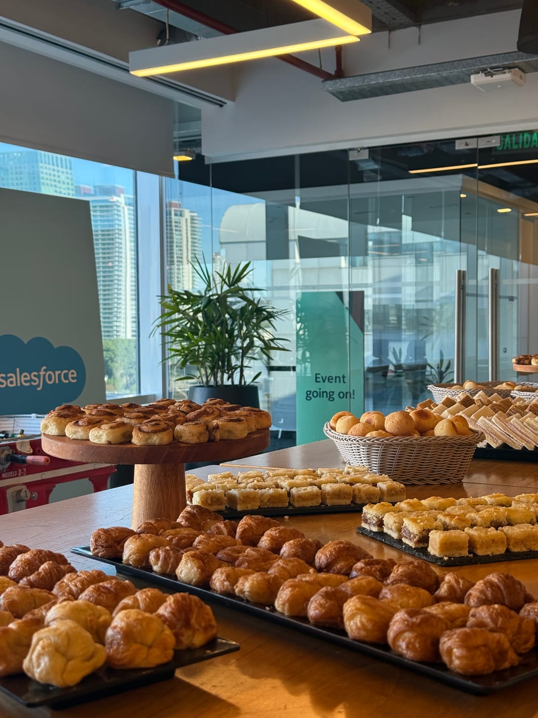 Detalle de medialunas y facturas recien servidas en un desayuno corporativo