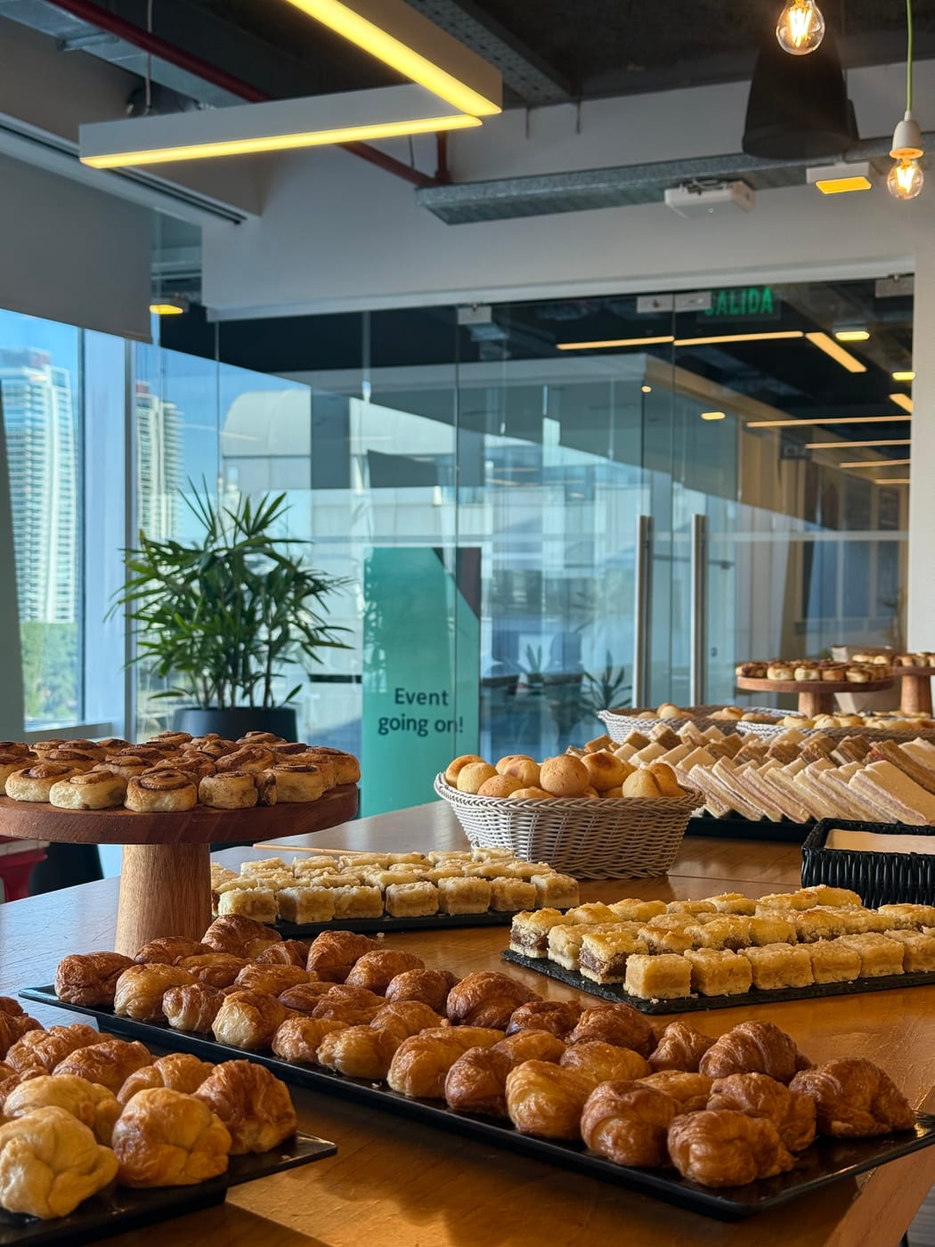 Buffet de medialunas y facturas abundantes en un evento corporativo