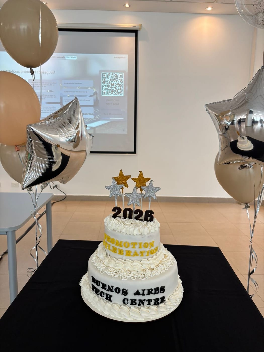Torta de celebracion de tres pisos con topper de estrellas para un evento corporativo