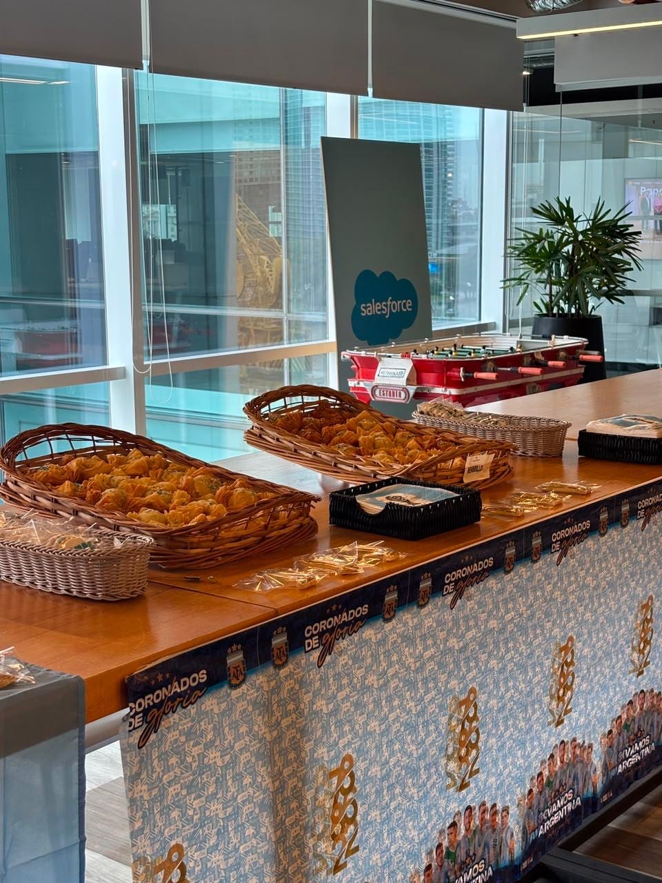Mesa de finger food con empanadas y canastas para una recepcion en oficina