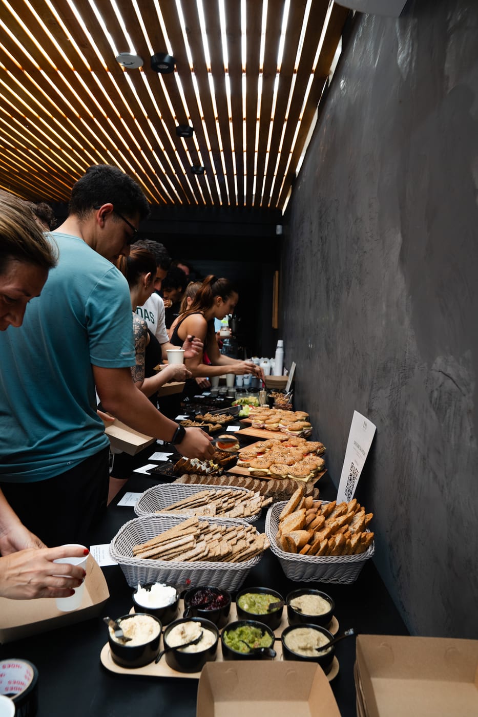Mesa de recepcion con brochettes, grisines, dips y bowls variados servidos como finger food en un evento