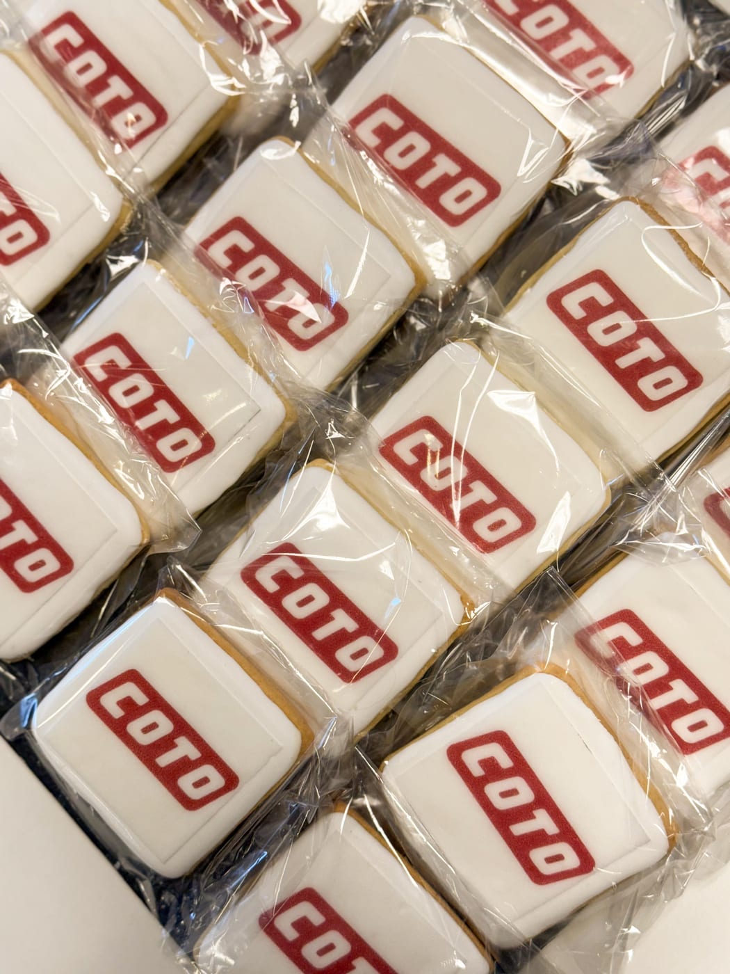 Galletas glaseadas personalizadas con logo de empresa, envueltas individualmente, para un evento corporativo