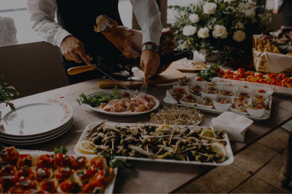 Mesa de catering de DA con platos y finger food