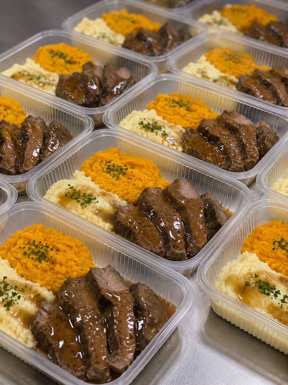 Vianda DA con proteína, semillas y hojas verdes en envase